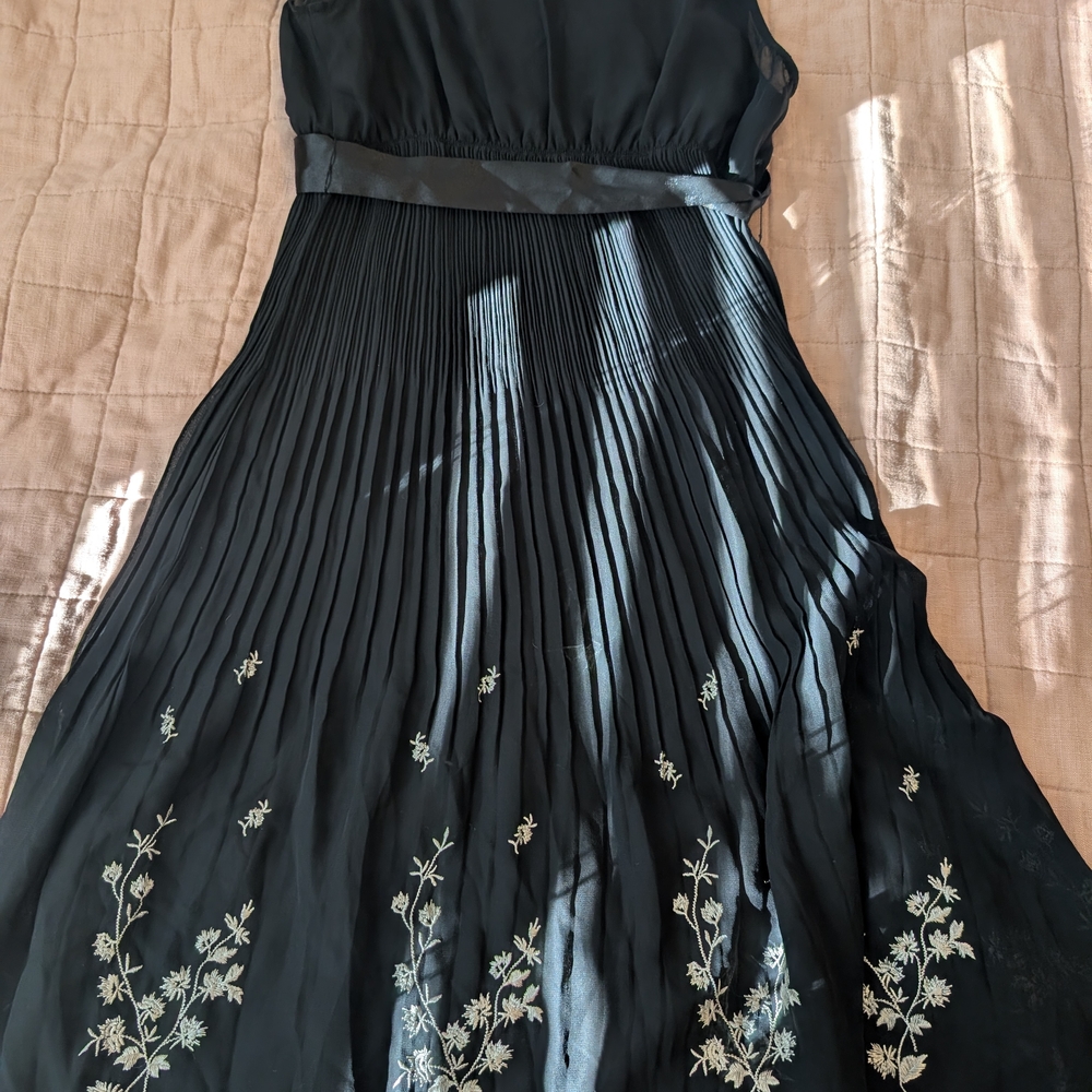 Elegant Black Midi Dress with Floral Details - Picture 2 of 4